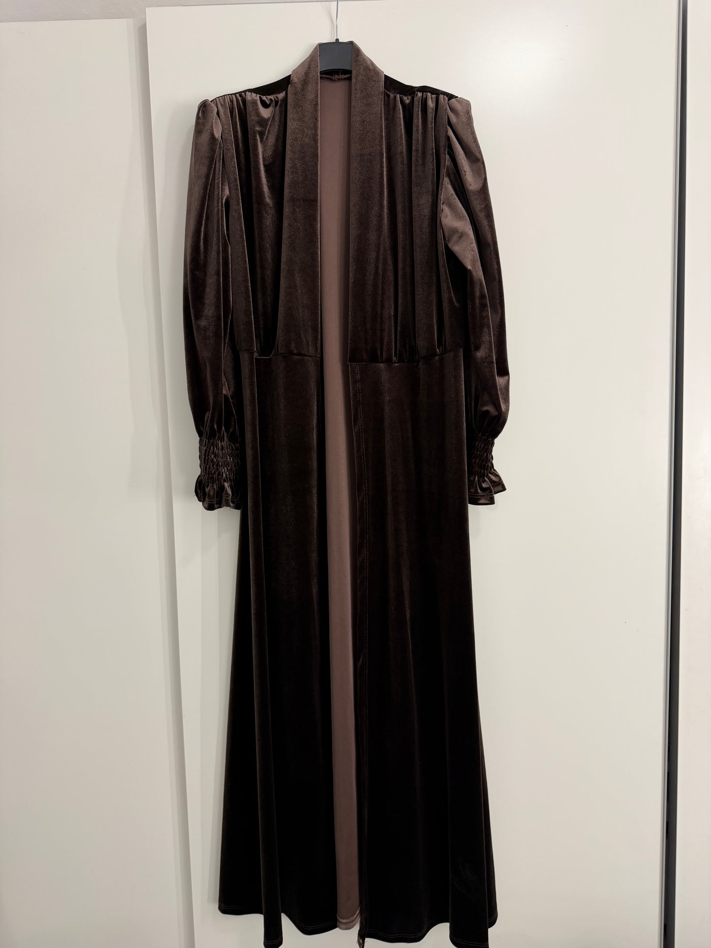 Abrigo terciopelo marrón largo puño fruncido con hombreras y corte en pecho