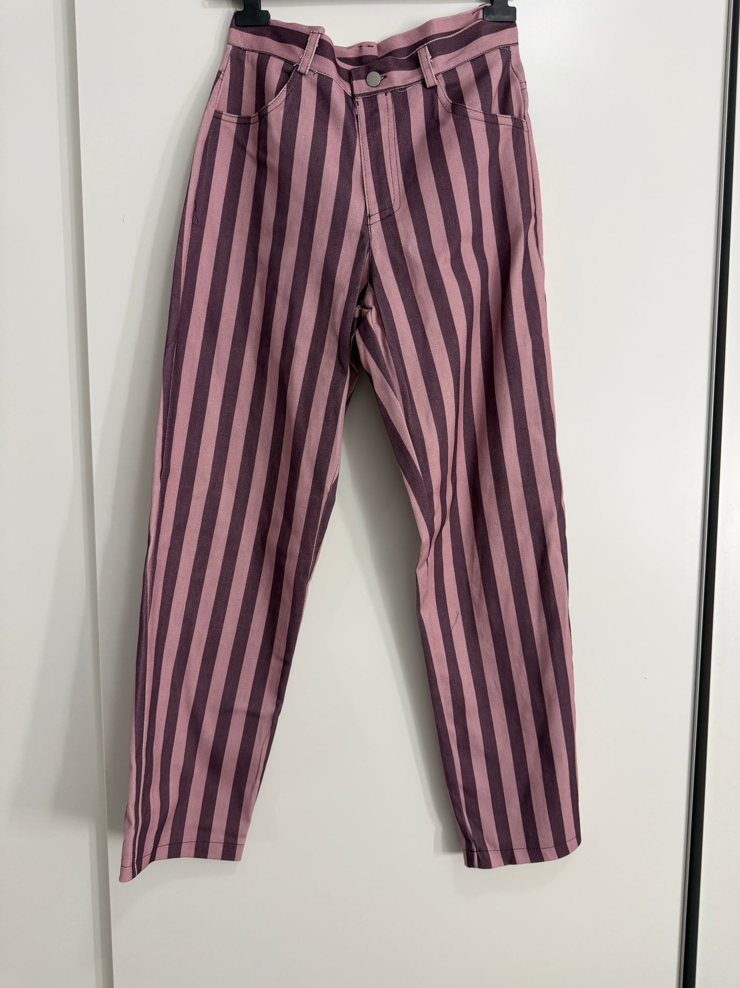 Pantalon raya media vertical con bolsillo
