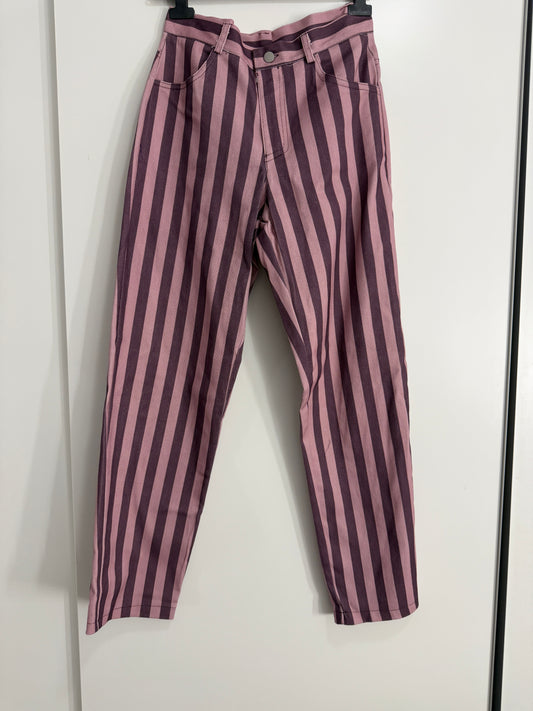 Pantalon raya media vertical con bolsillo