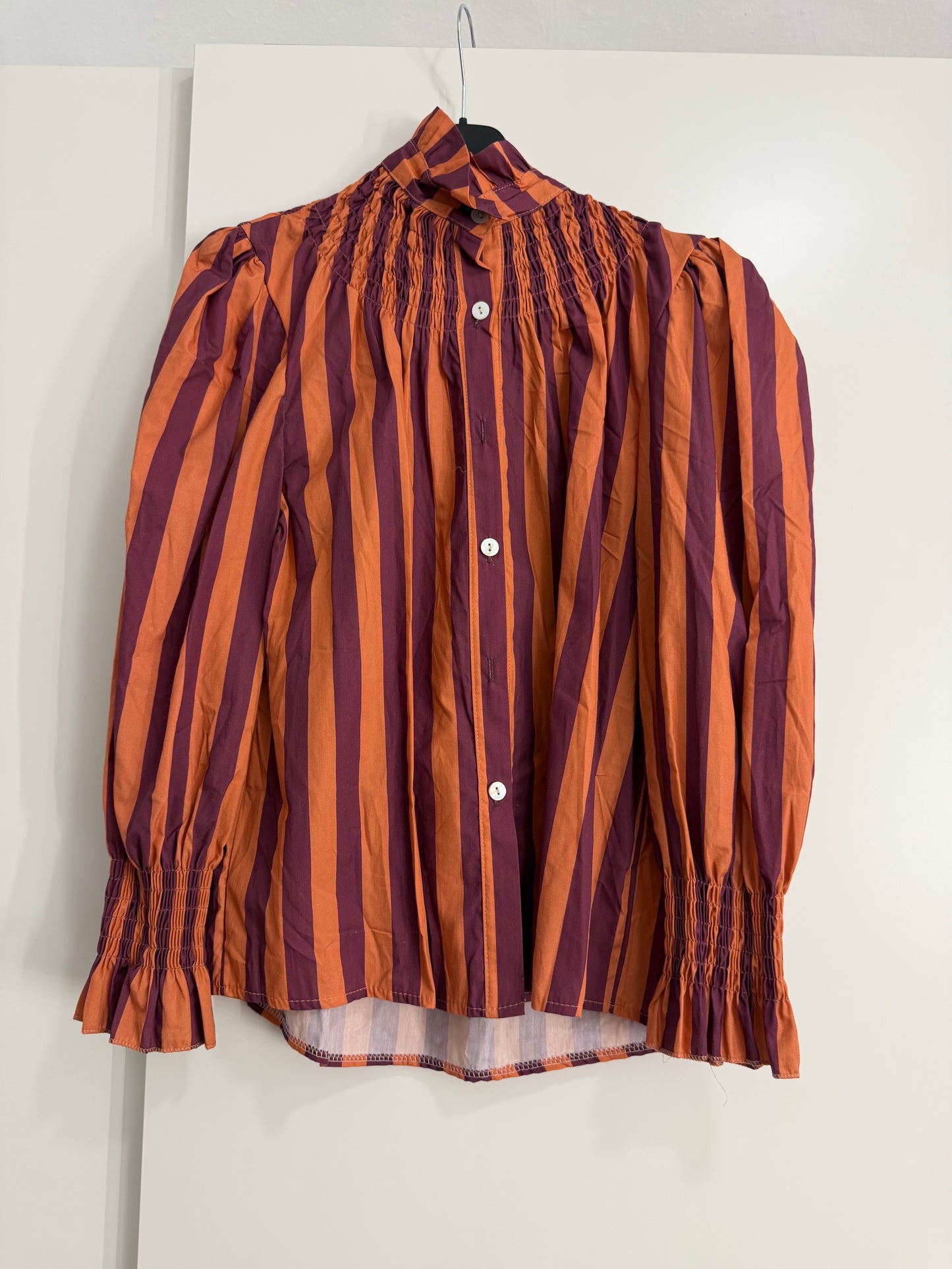 Camisa picos con cuello y puños fruncidos