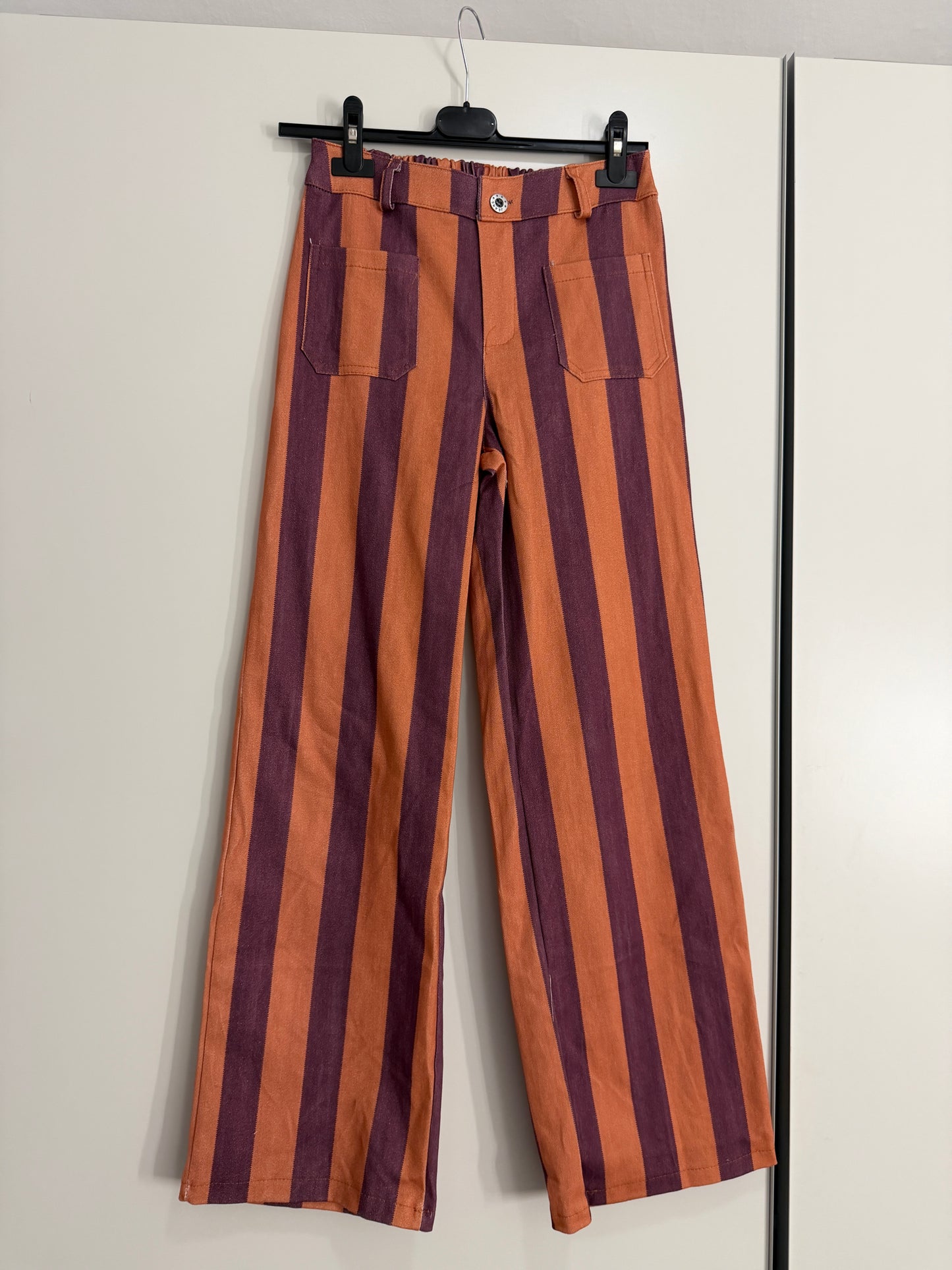 Pantalon raya media vertical con bolsillo