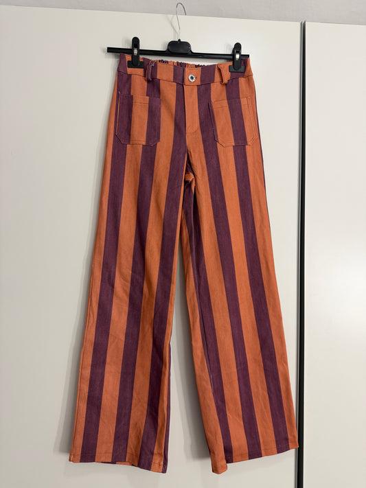 Pantalon raya media vertical con bolsillo