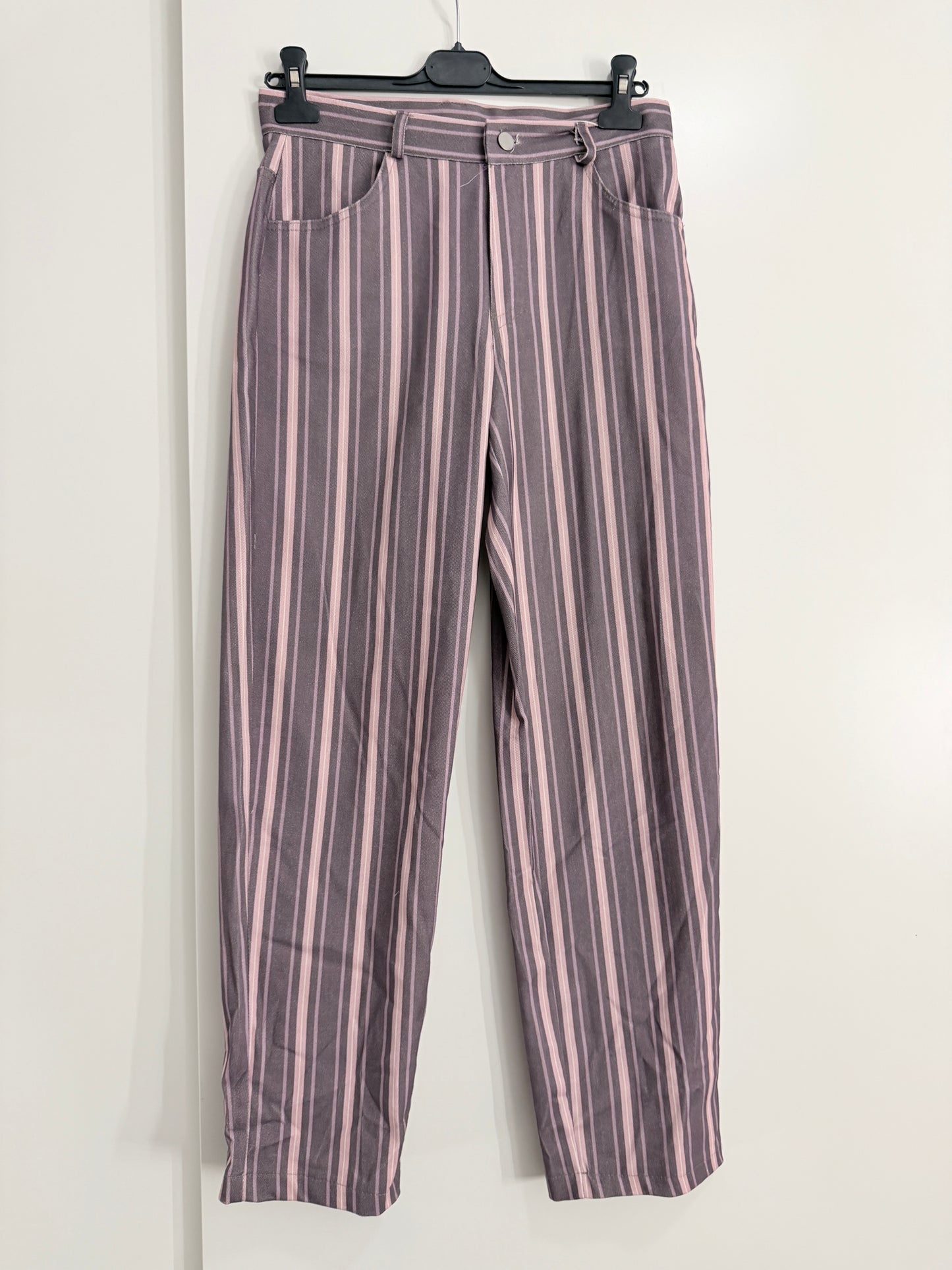 Pantalon raya media vertical con bolsillo