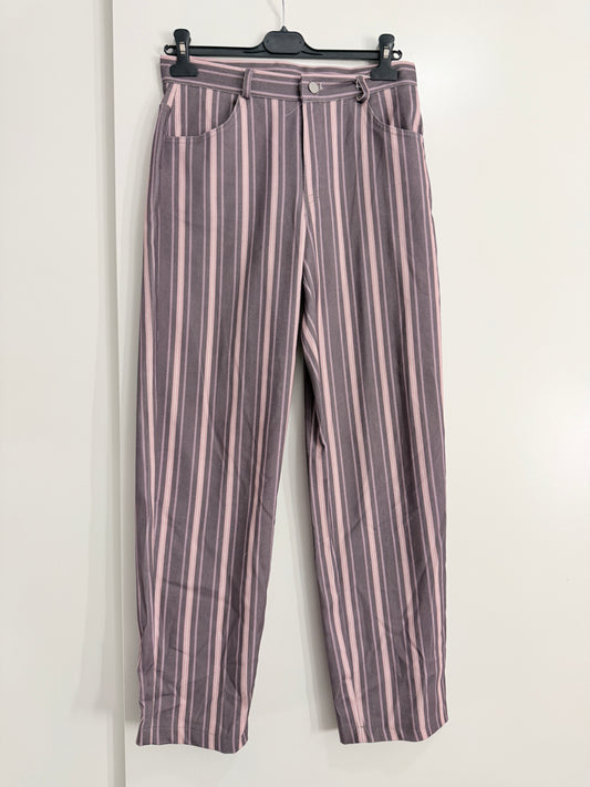 Pantalon raya media vertical con bolsillo