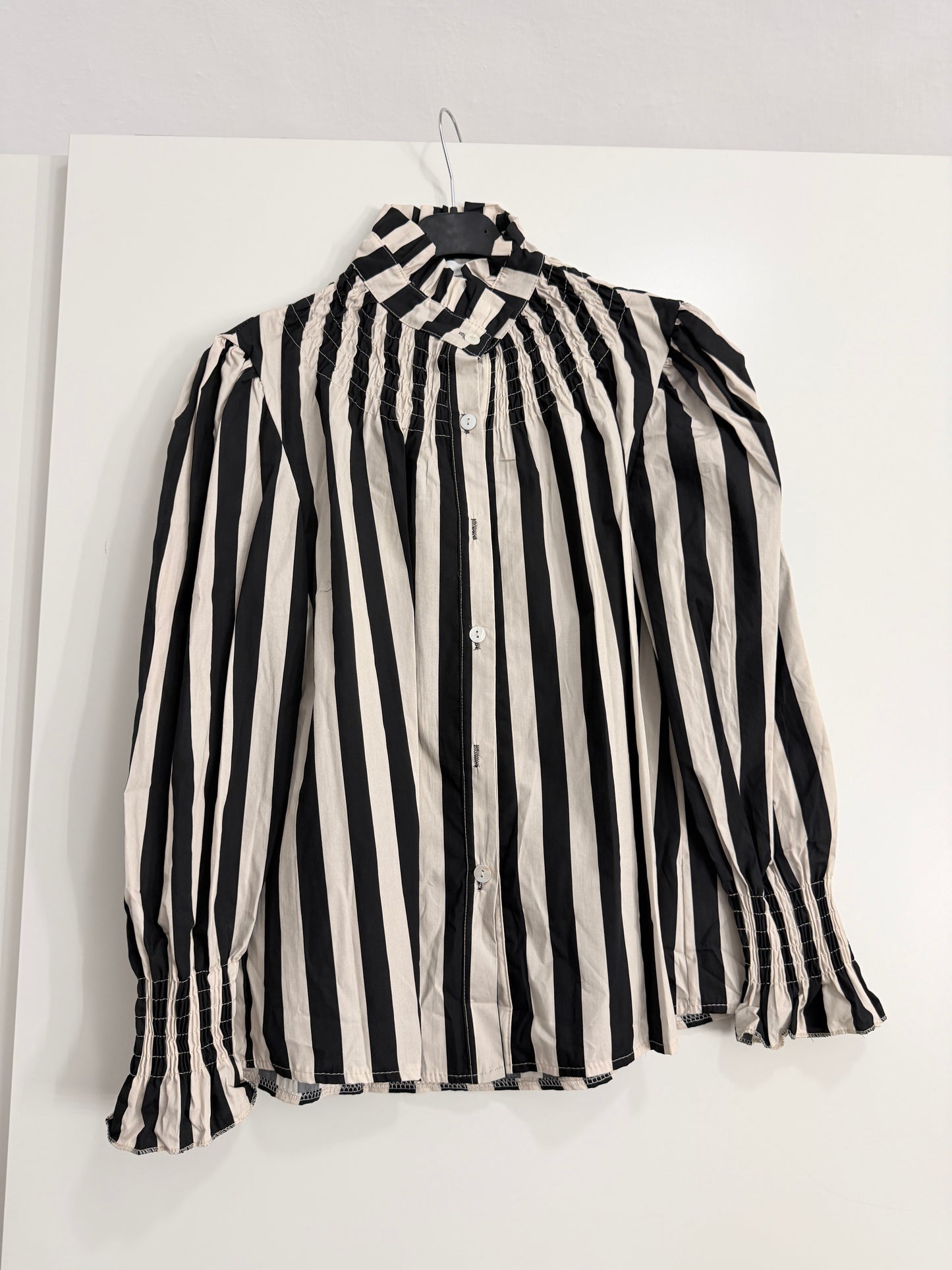 Camisa picos con cuello y puños fruncidos