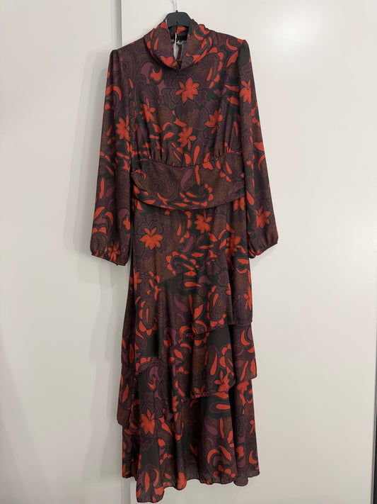 Vestido de gasa con fajín y doble volante en bajo