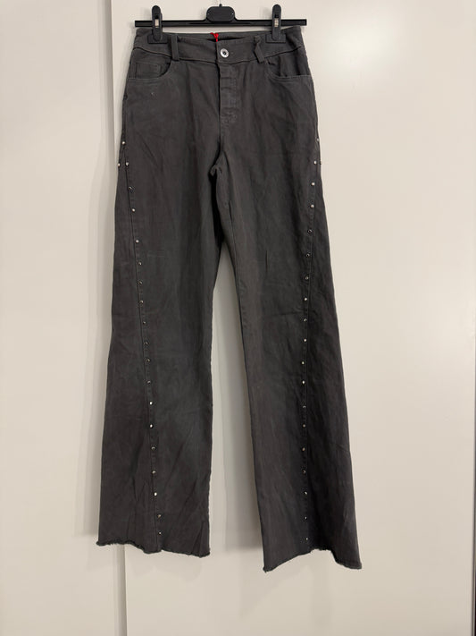 Jeans tacha en cintura y doble fila tacha lateral