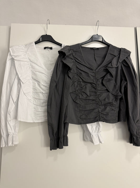 Camisa de manga larga con parte delantera fruncida y capita en hombros
