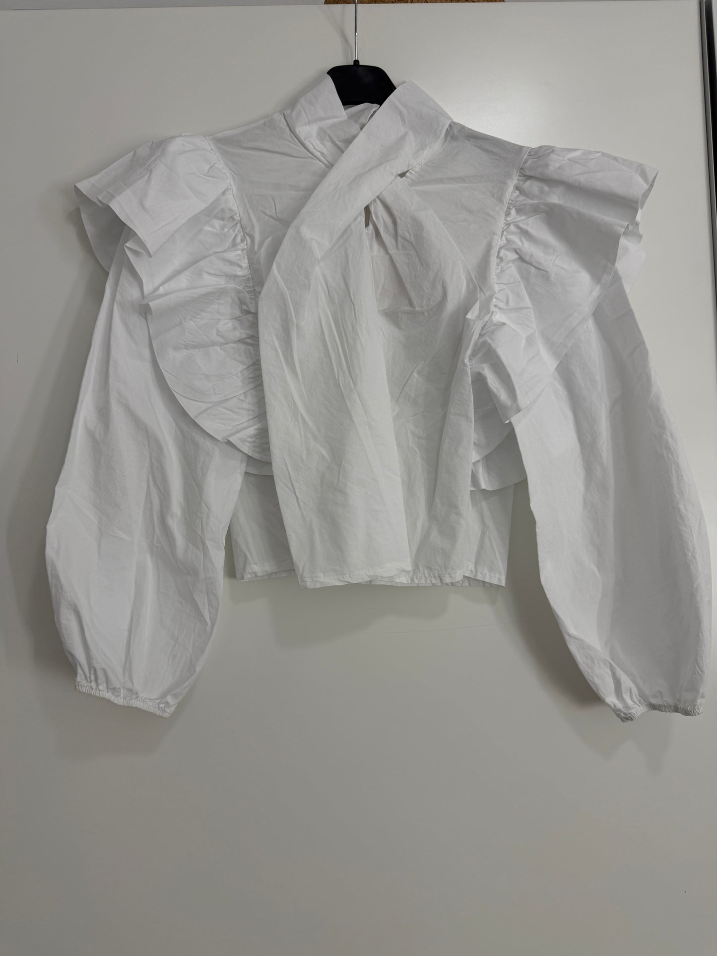 Camisa cerrada con mini volante mangas