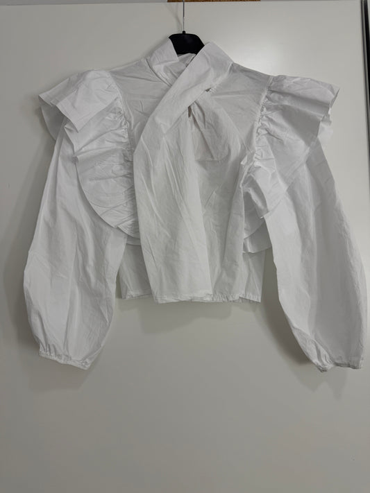 Camisa cerrada con mini volante mangas