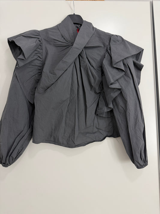 Camisa cerrada con mini volante mangas