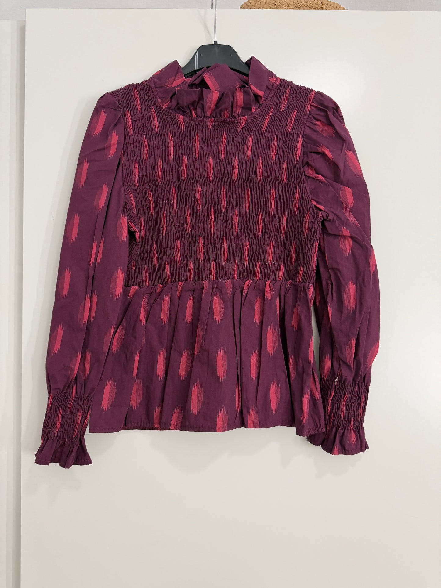 Camisa manchas difuminadas con cuerpo fruncido