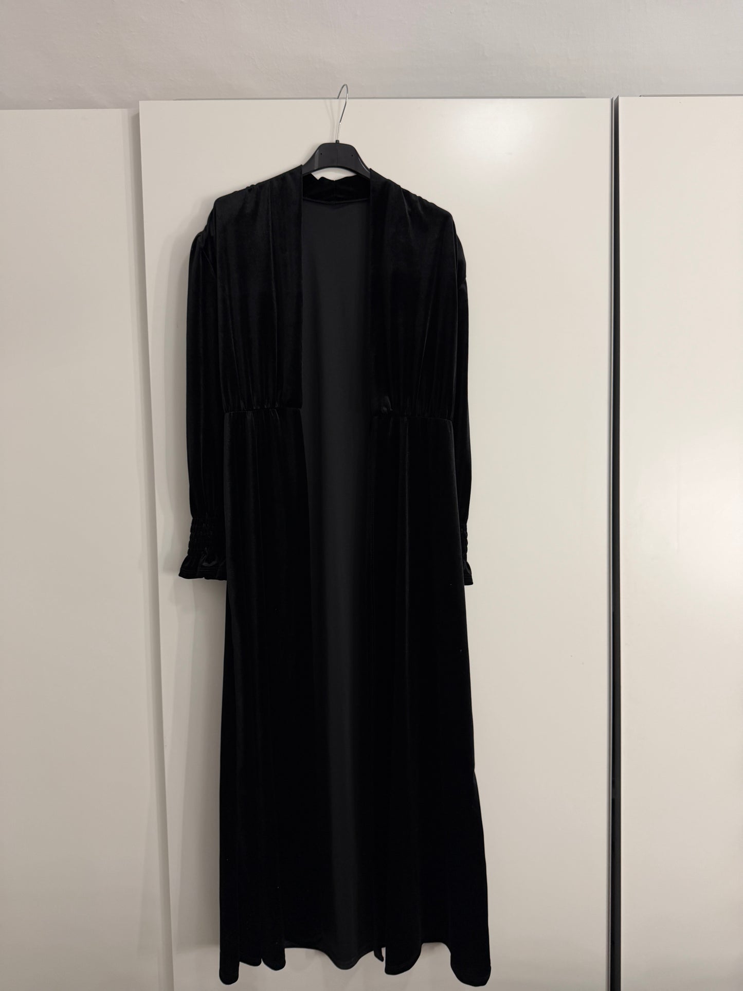 Abrigo terciopelo largo puño fruncido con hombreras y corte en pecho