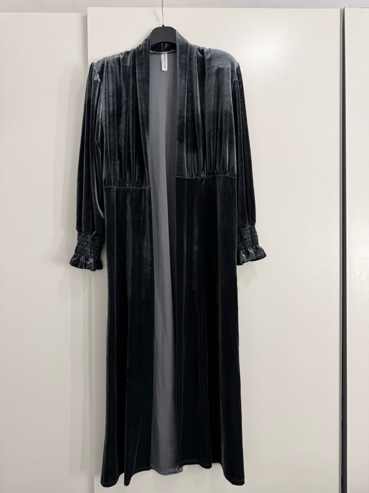 Abrigo terciopelo gris largo puño fruncido con hombreras y corte en pecho