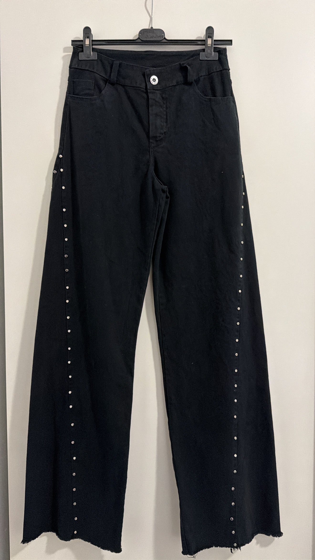 Pantalón tachuelas