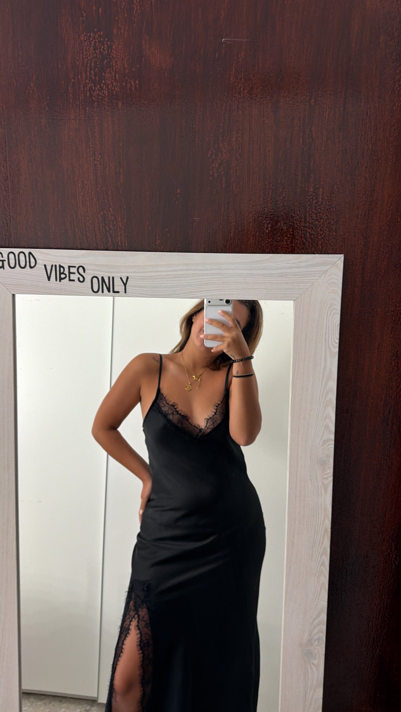 Vestido negro satén abertura