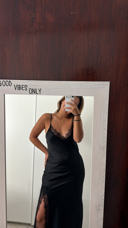 Vestido negro satén abertura