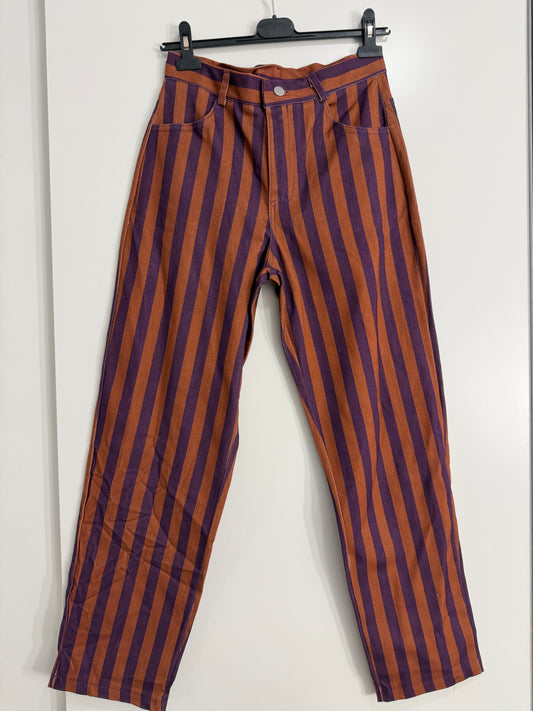 Pantalon raya media vertical con bolsillo