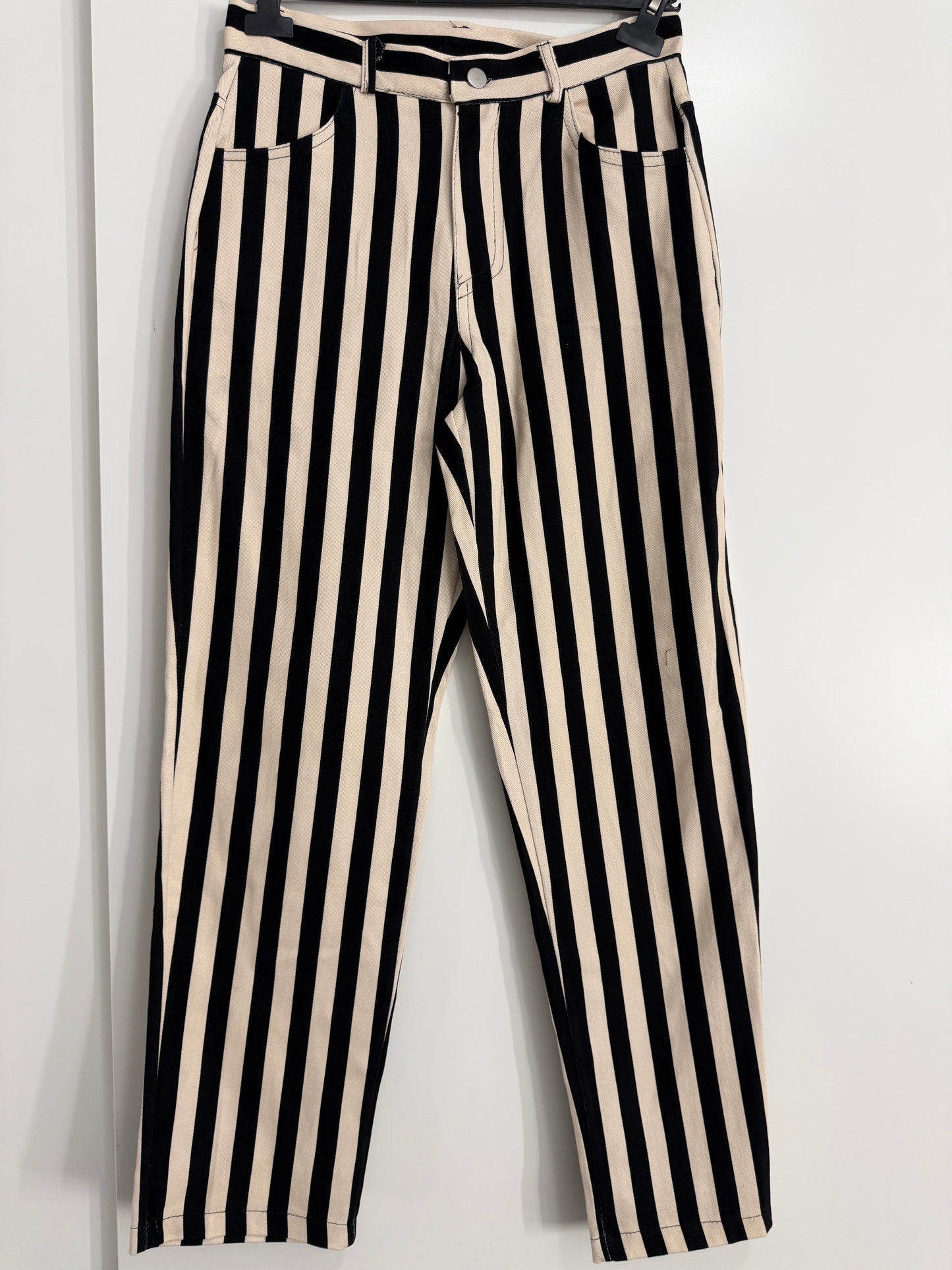Pantalon raya media vertical con bolsillo
