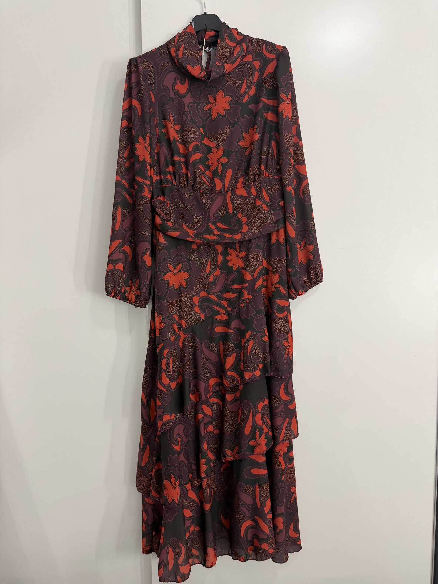 Vestido de gasa con fajín y doble volante en bajo