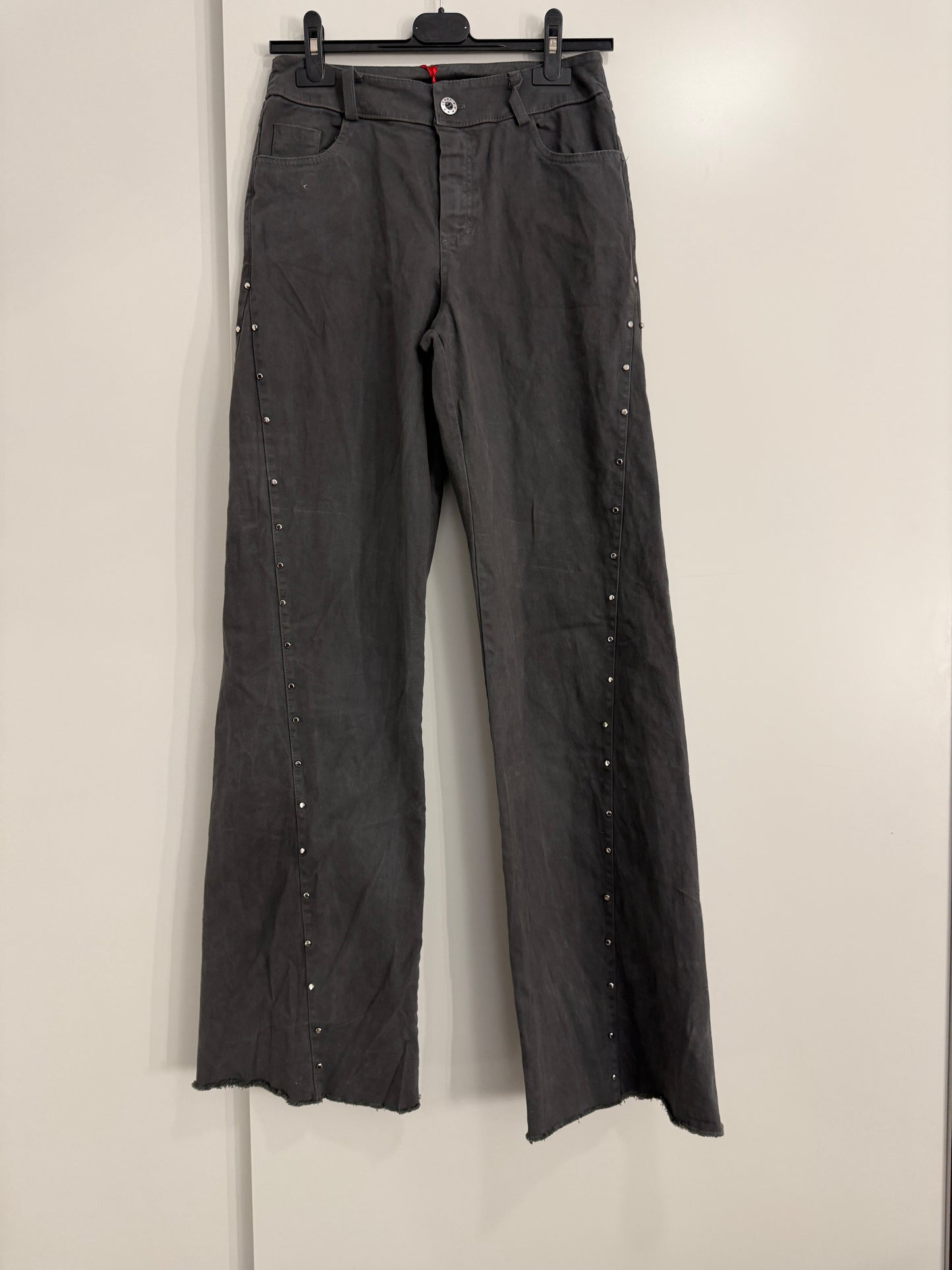 Jeans tacha en cintura y doble fila tacha lateral
