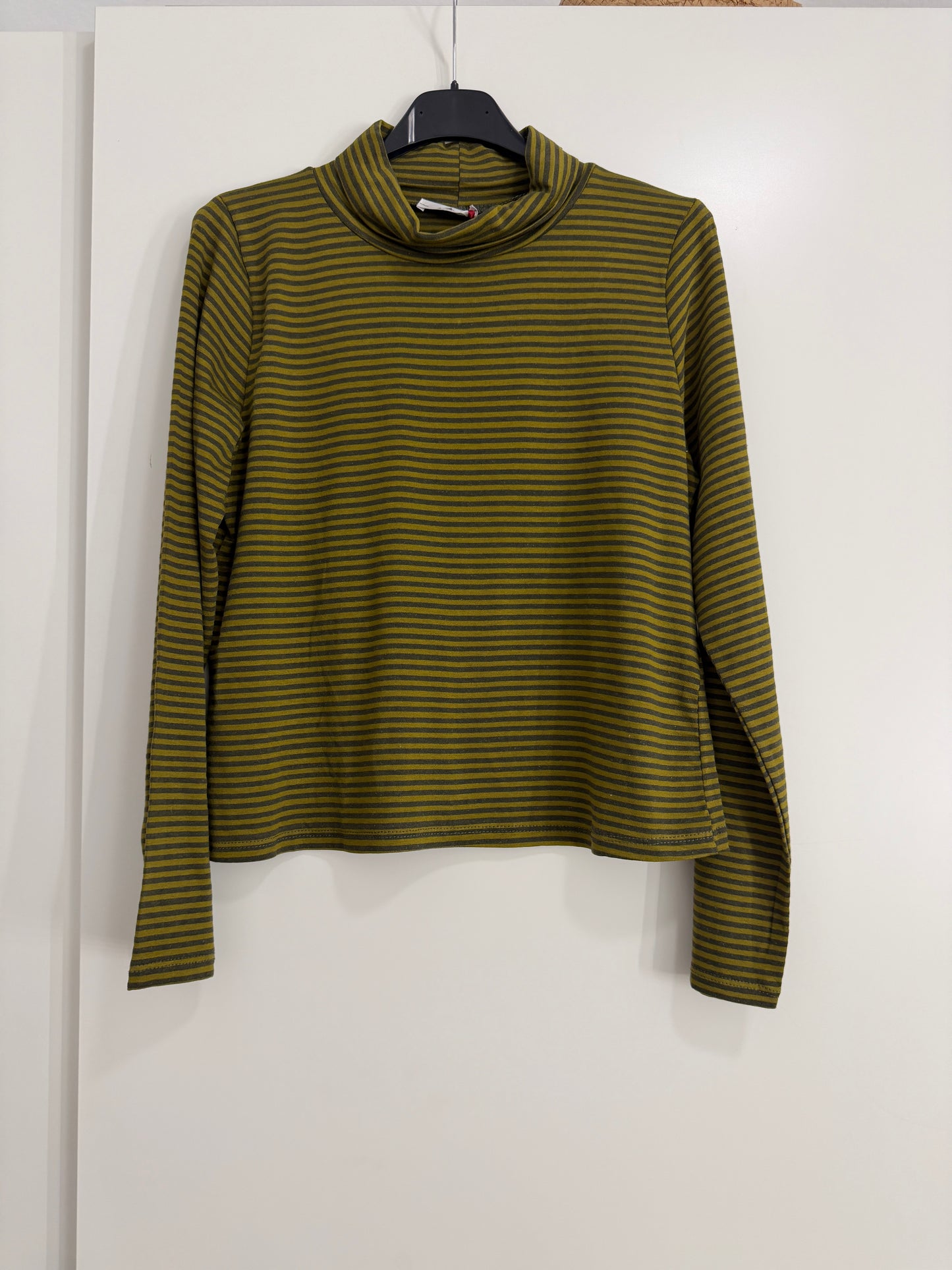 Camiseta rayitas finas con cuello alto