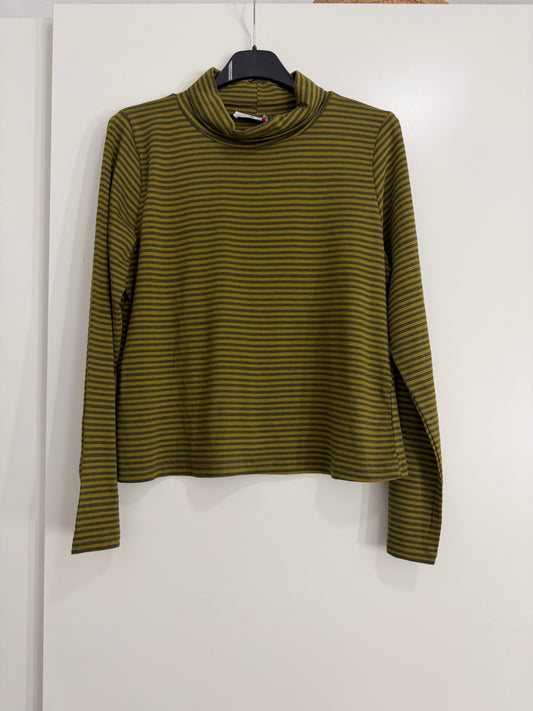 Camiseta rayitas finas con cuello alto