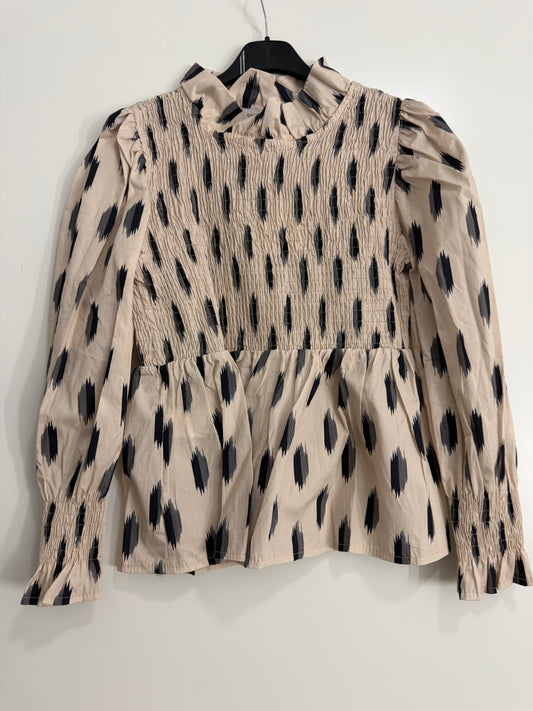Camisa manchas difuminadas con cuerpo fruncido